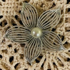 Vintage Silver tone Sarah Coventry Flower brooch